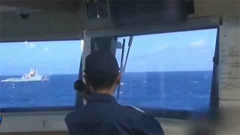 Chinese and Japanese law enforcement vessels have close contact in the waters around Diaoyu Island.