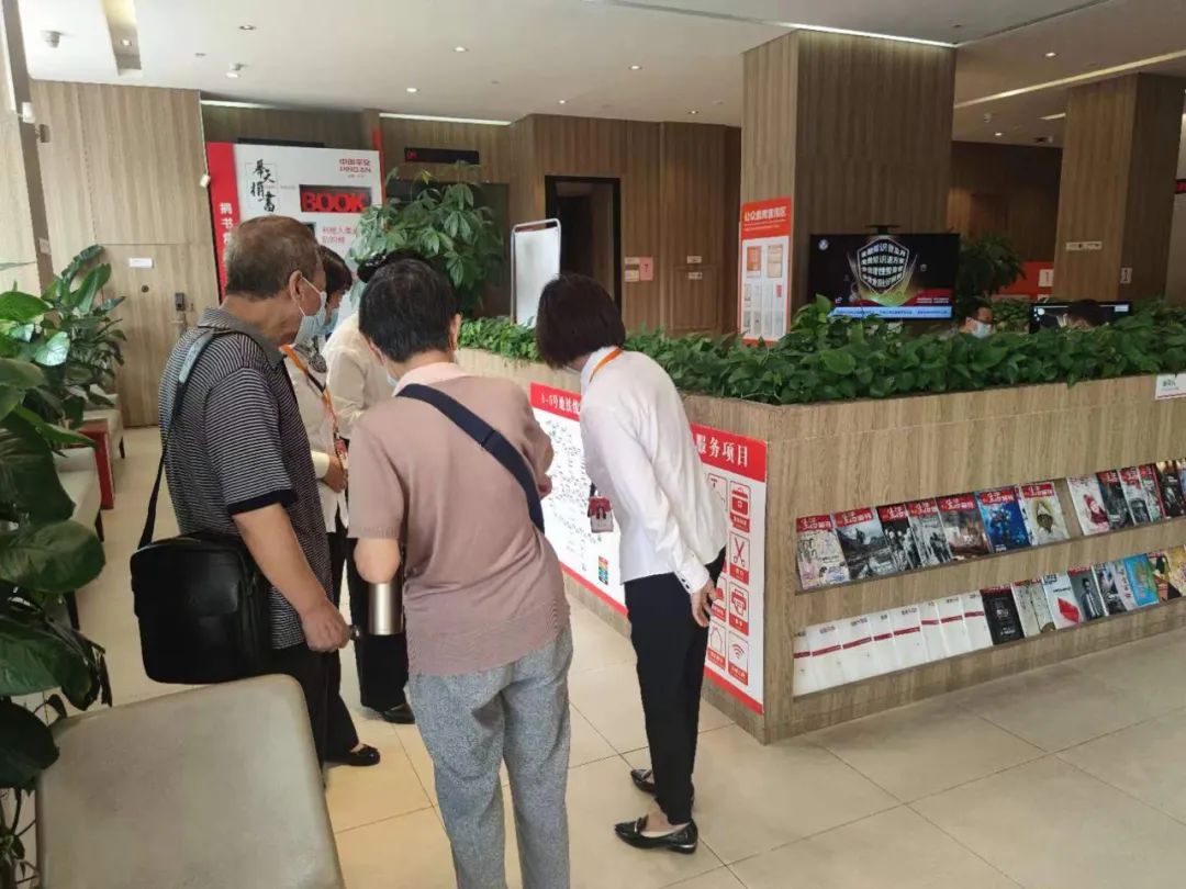 Click to see a bigger picture. Figure 4: Ping An Life Insurance Company of China counter service consultant is assisting elderly customers to understand and handle insurance business.