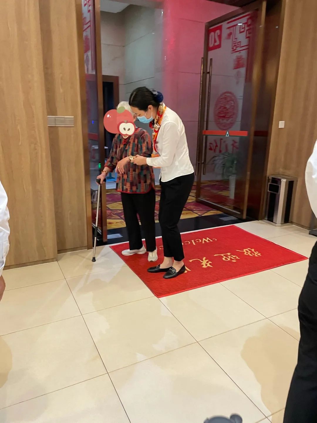 Click to see a bigger picture. Figure 5: Ping An Life Insurance Company of China counter service consultant is assisting elderly customers to understand and handle insurance business.